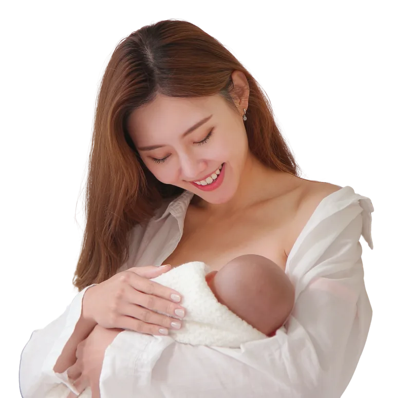 คุณแม่อุ้มลูกน้อยด้วยรอยยิ้ม